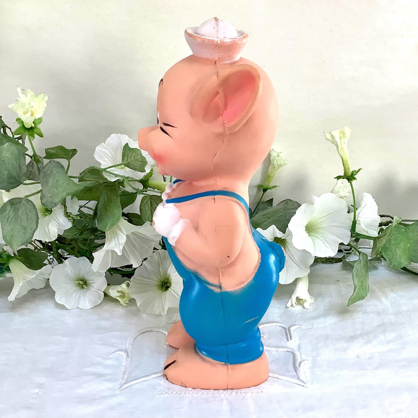 Vue profil jouet ancien Naf Naf trois petits cochons Disney 9 cm profondeur, vintage 25 cm