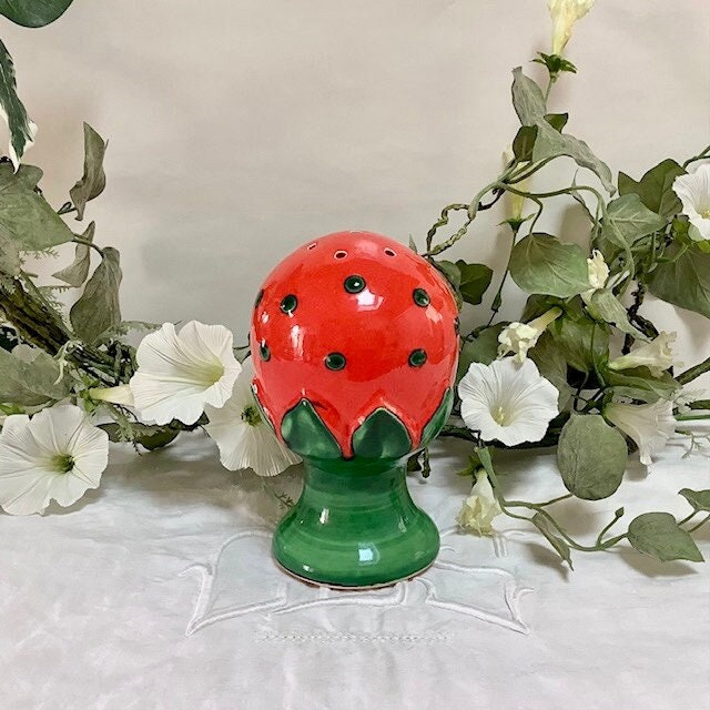 Saupoudreuse à sucre faïence fraise vintage