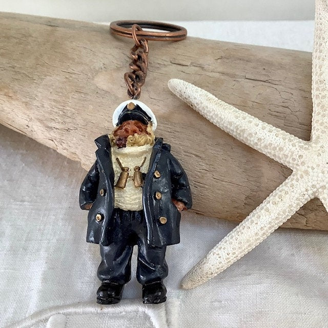 Porte clé capitaine en résine vintage modèle C ht 6 cm