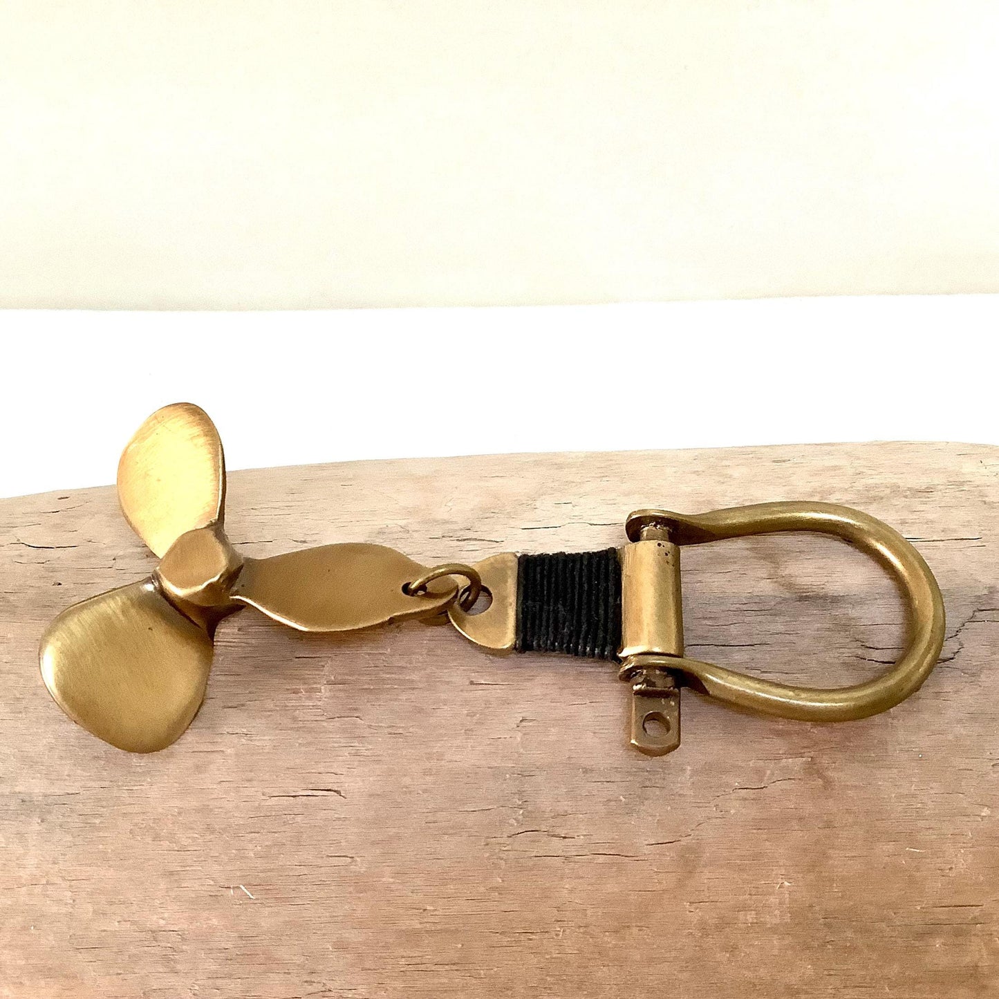 Porte clés marin hélice laiton vieilli vintage boîte palissandre