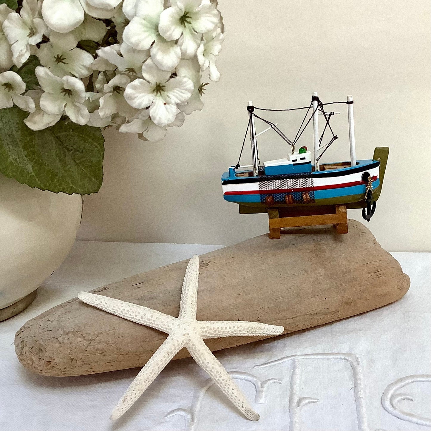 Bateau miniature bois chalutier bleu clair rouge décoration marine ht 9 cm