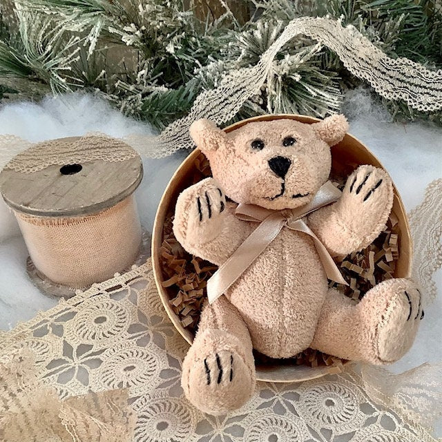  Détail mini ours beige peluche avec ruban carte, doudou vintage boîte bois