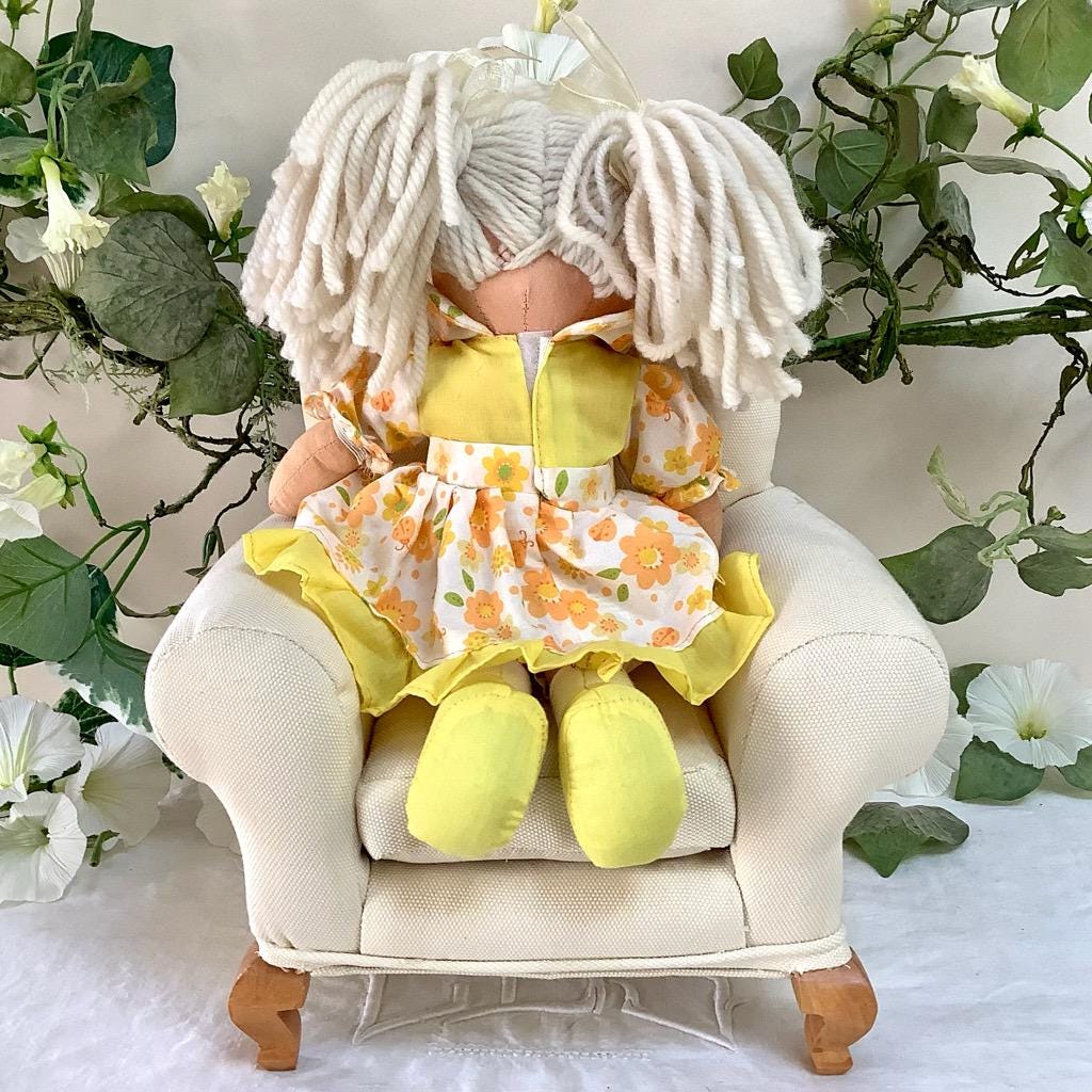 Poupée de chiffon tissu robe jaune modèle iris ht 30 cm