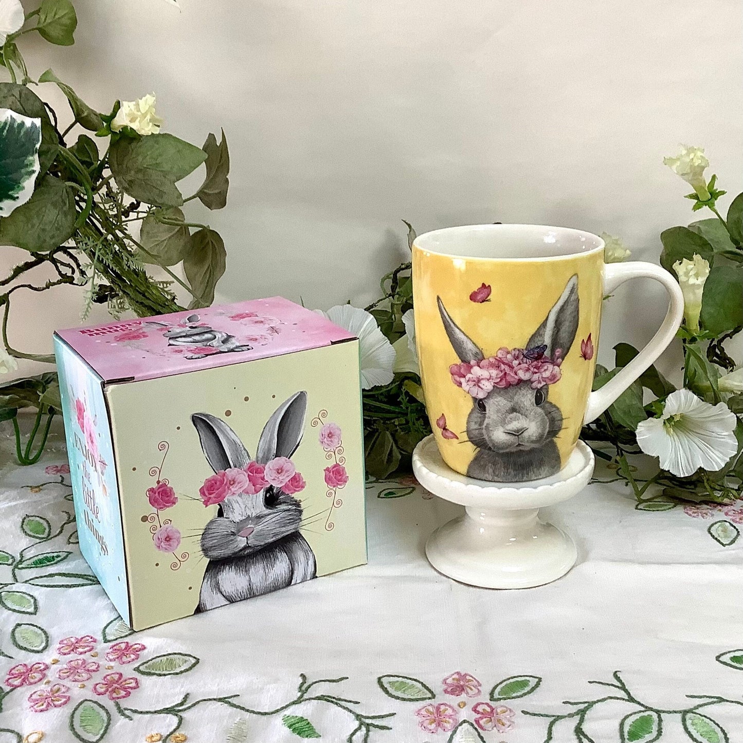 Mug porcelaine jaune lapin ht 10 cm