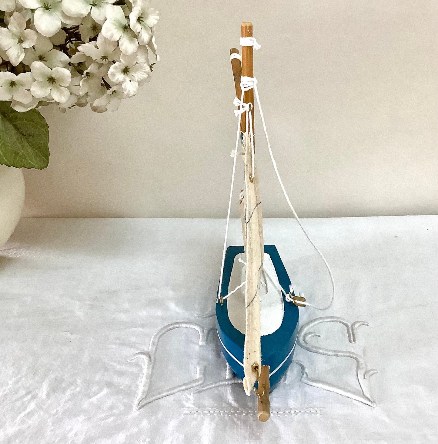 Bateau flottant bois bleu clair voiles coton décoration marine ht 21 cm