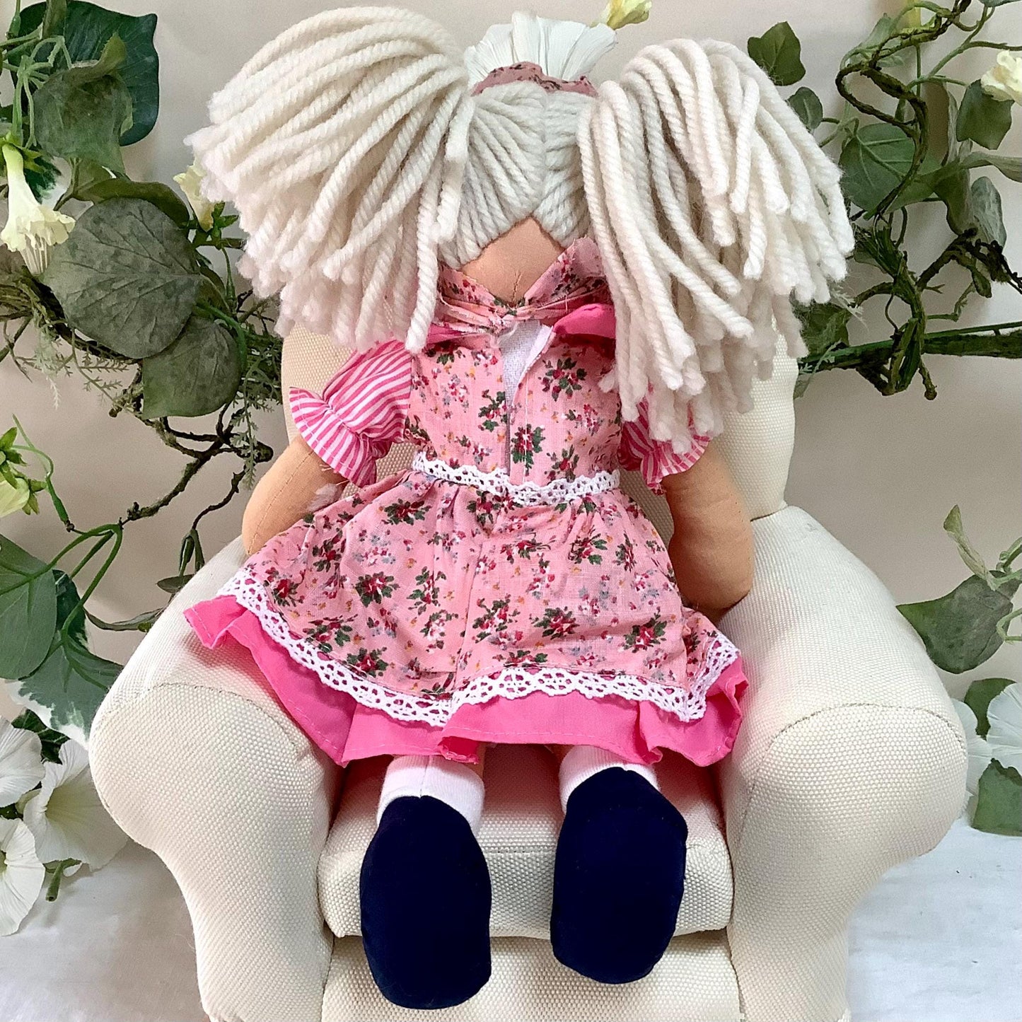 Vue arrière poupée de chiffon tissu robe rose Nina, jouet enfant vintage 30 cm