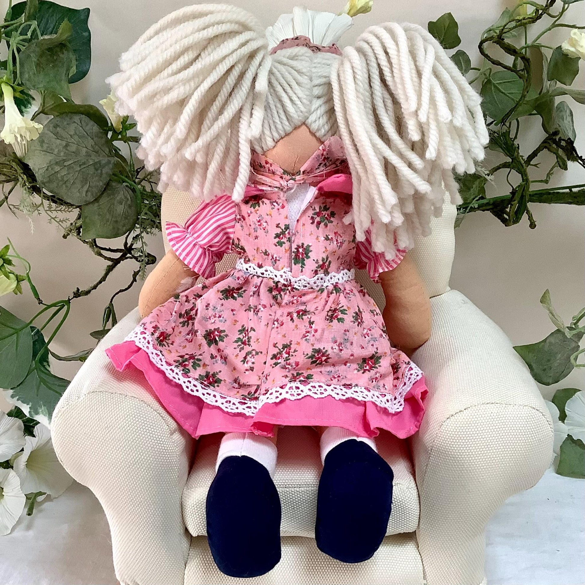 Vue arrière poupée de chiffon tissu robe rose Nina, jouet enfant vintage 30 cm