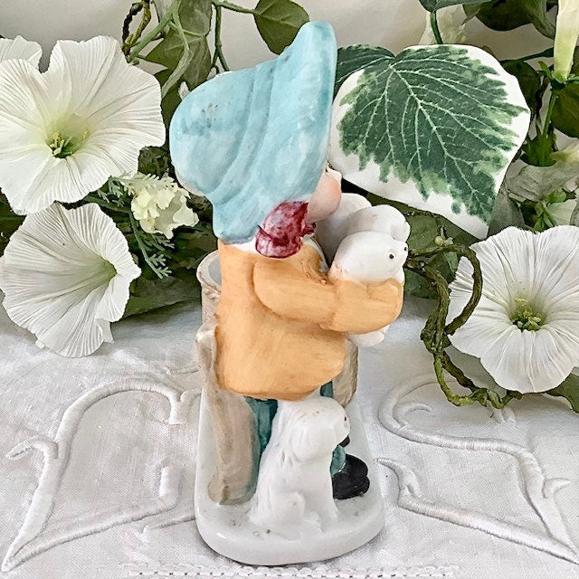 Figurine petit garçon chiens porcelaine ht 11.5 cm vintage