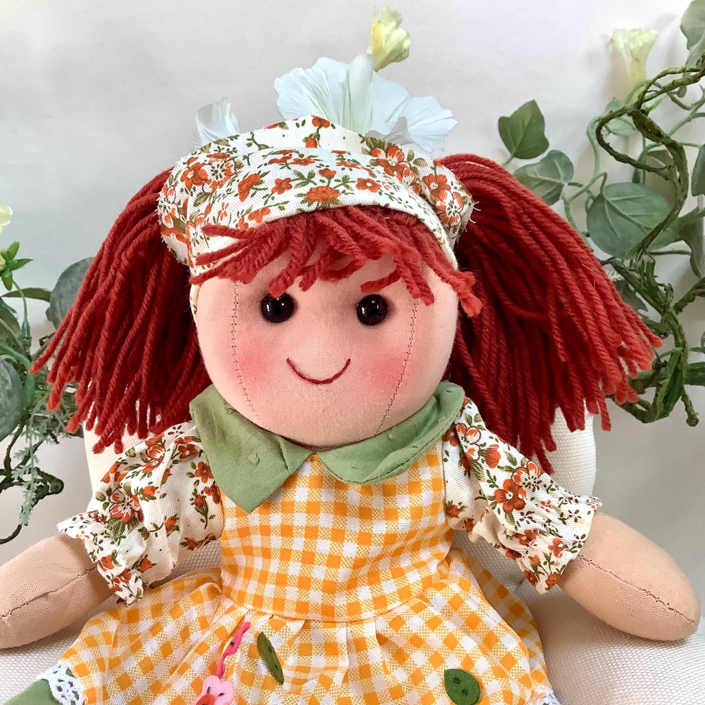Poupée de chiffon tissu robe orange modèle lulu  ht 30 cm