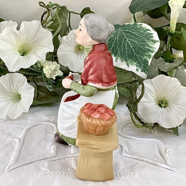 Figurine grand mère pommes porcelaine ht 12 cm vintage
