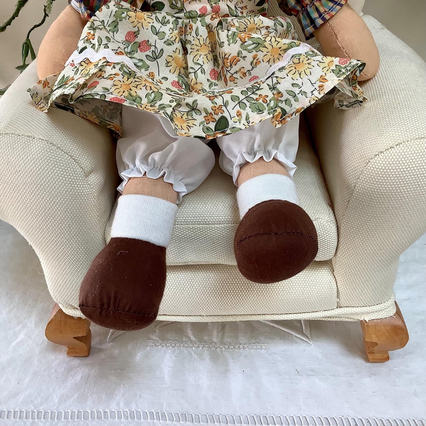 Poupée de chiffon tissu robe beige modèle dina ht 30 cm