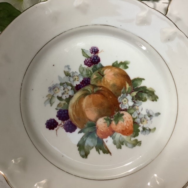 Assiettes a dessert faïence fruits L A V France vintage
