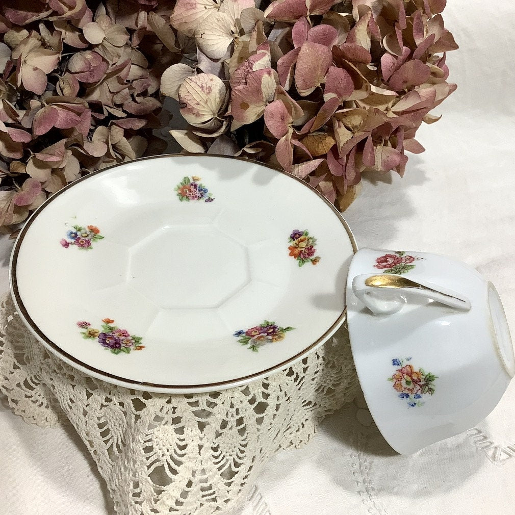 Tasses et sous tasses à café porcelaine roses vintage