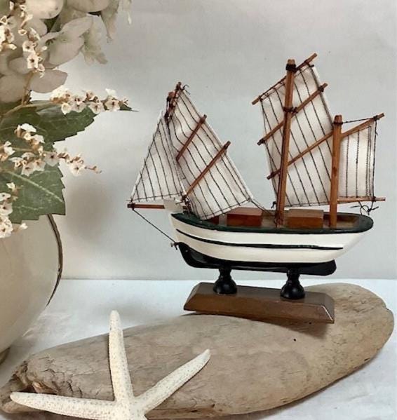 Maquette bateau Thonier bois blanc bleu ht 15 cm