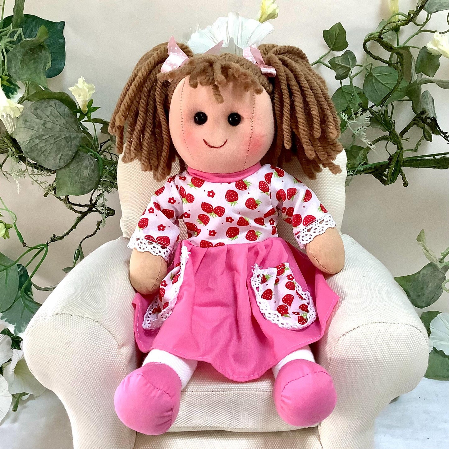 Poupée de chiffon tissu robe rose fraises modèle lola ht 30 cm