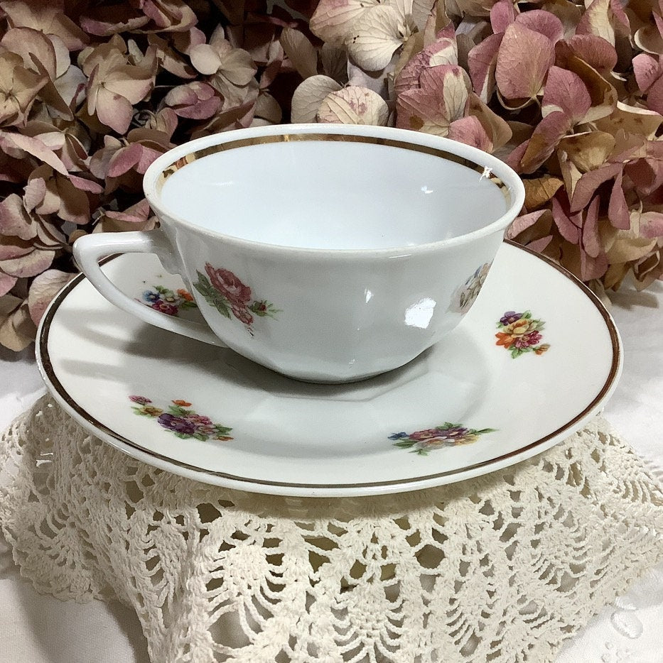 Tasses et sous tasses à café porcelaine roses vintage