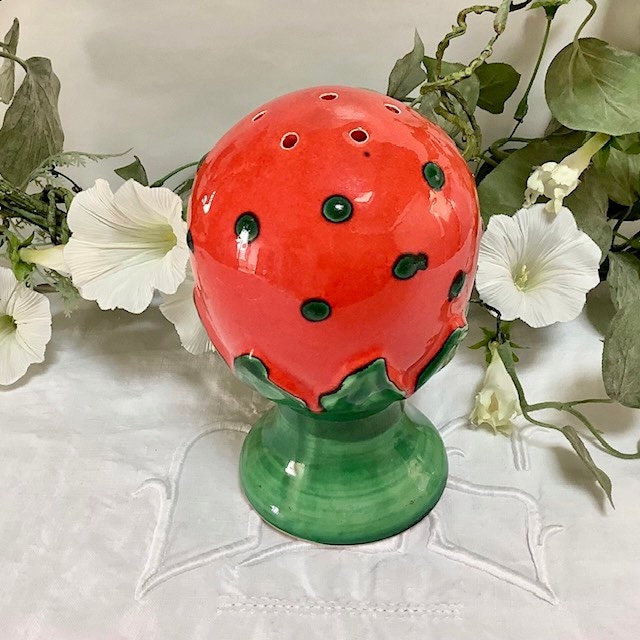 Saupoudreuse à sucre faïence fraise vintage