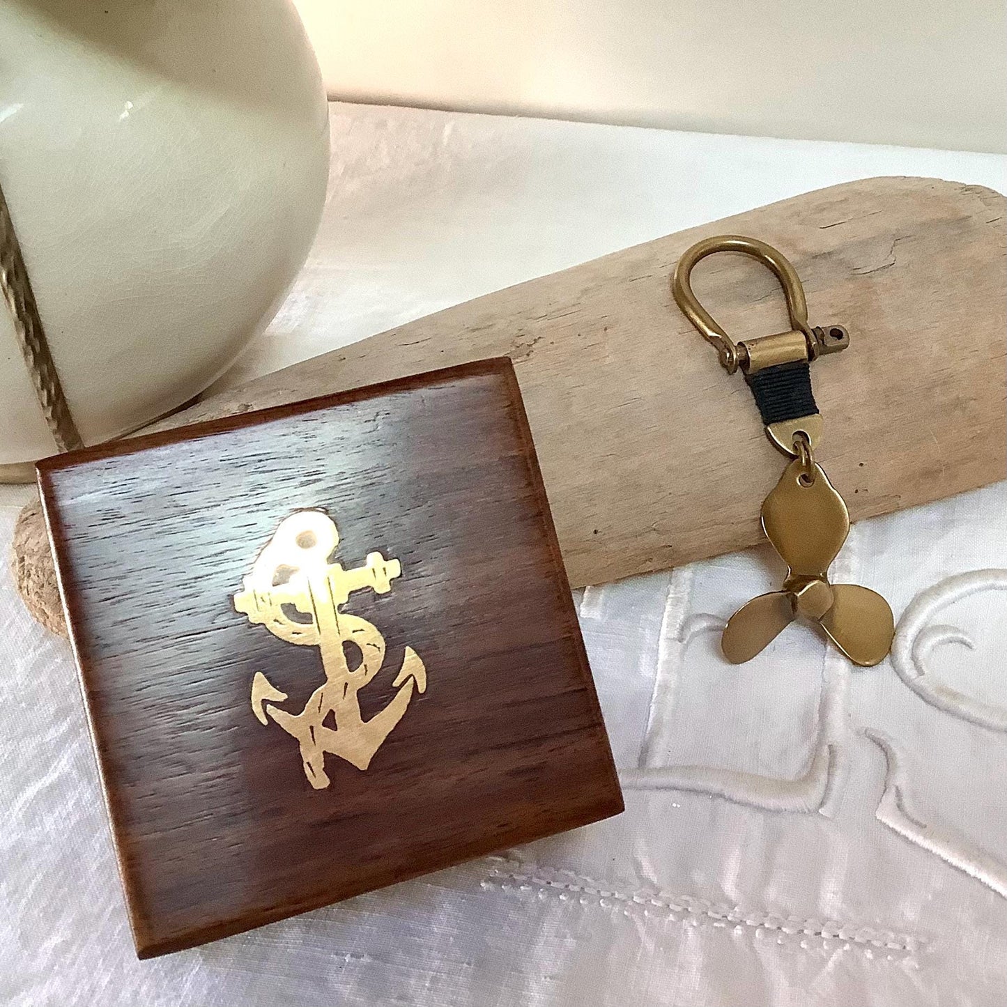 Porte clés marin hélice laiton vieilli vintage boîte palissandre