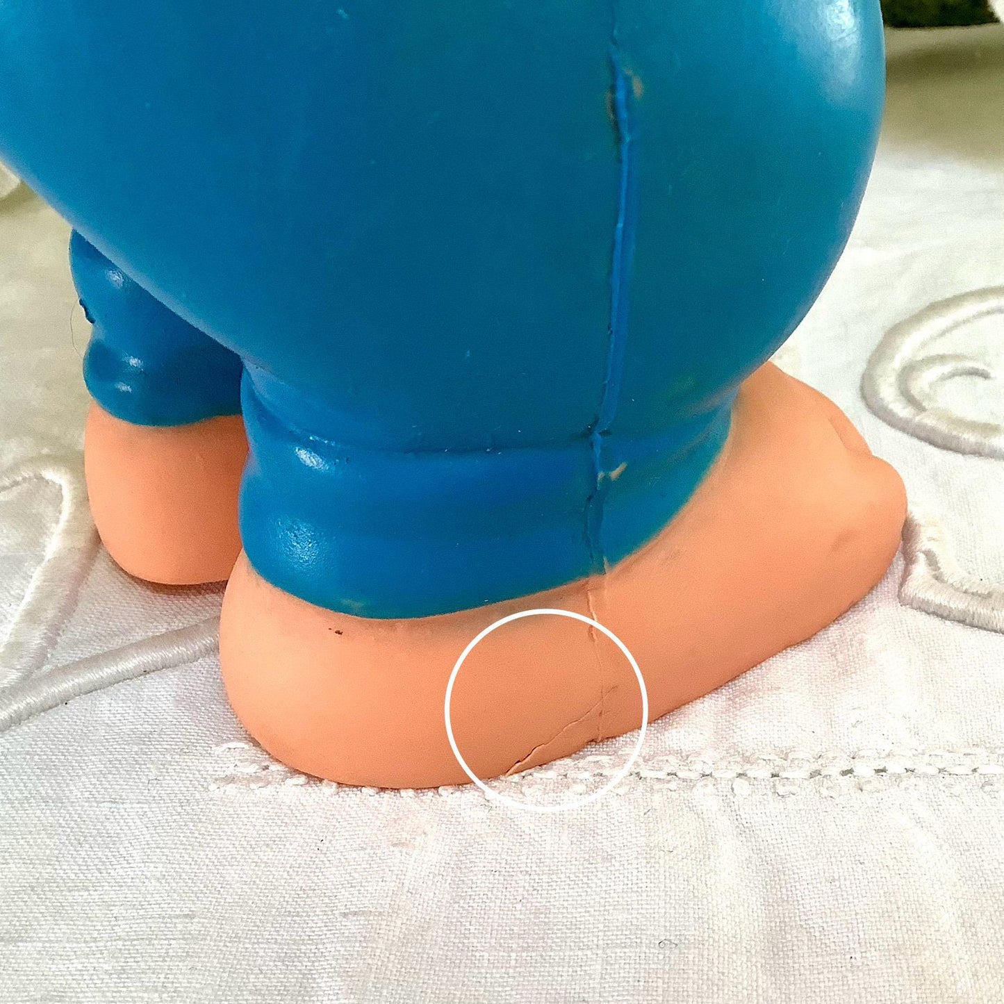 Vue ensemble jouet ancien Naf Naf trois petits cochons Disney, vintage pouët 25x9 cm