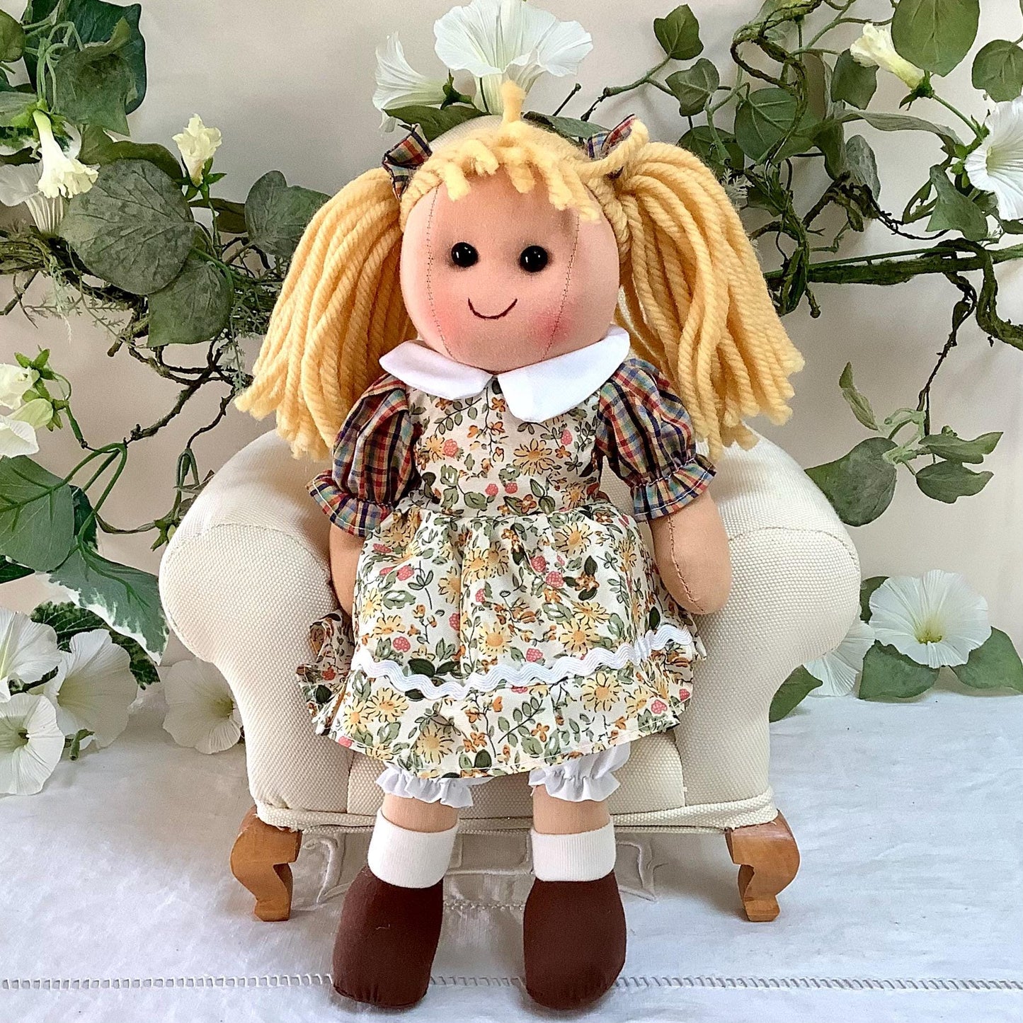 Poupée de chiffon tissu robe beige modèle dina ht 30 cm