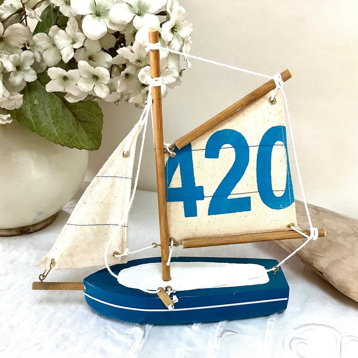 Bateau flottant bois bleu clair voiles coton décoration marine ht 21 cm