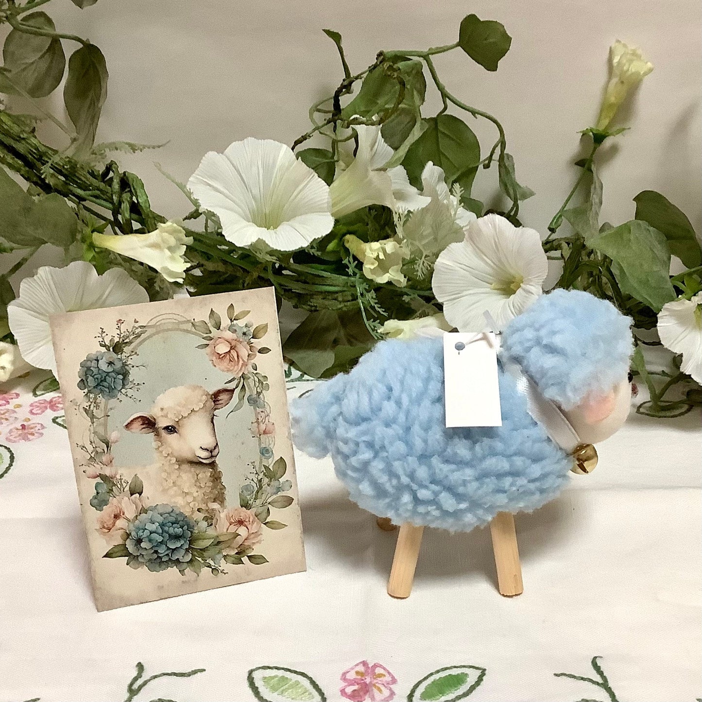 Mouton peluche bleu décoration pâques 