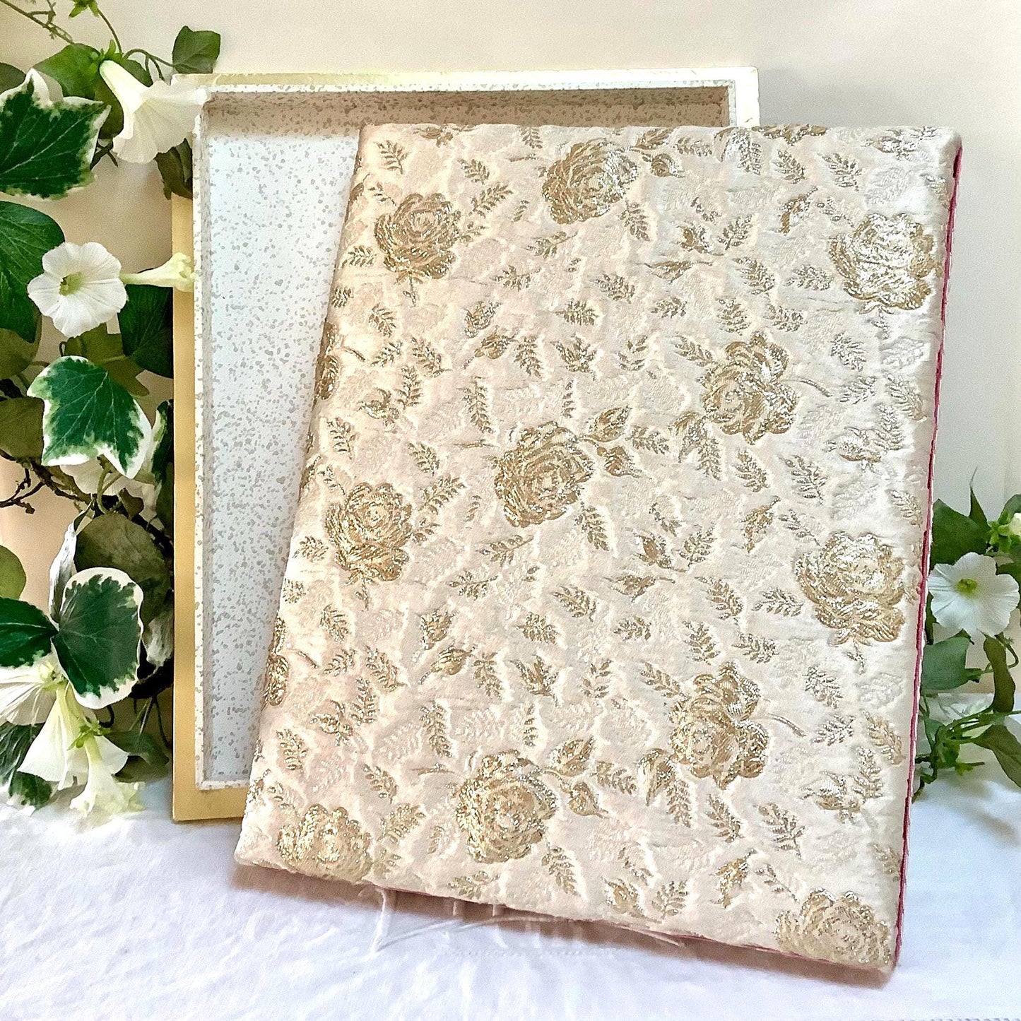 Grande boîte ancienne tissu satin brodé roses or vintage