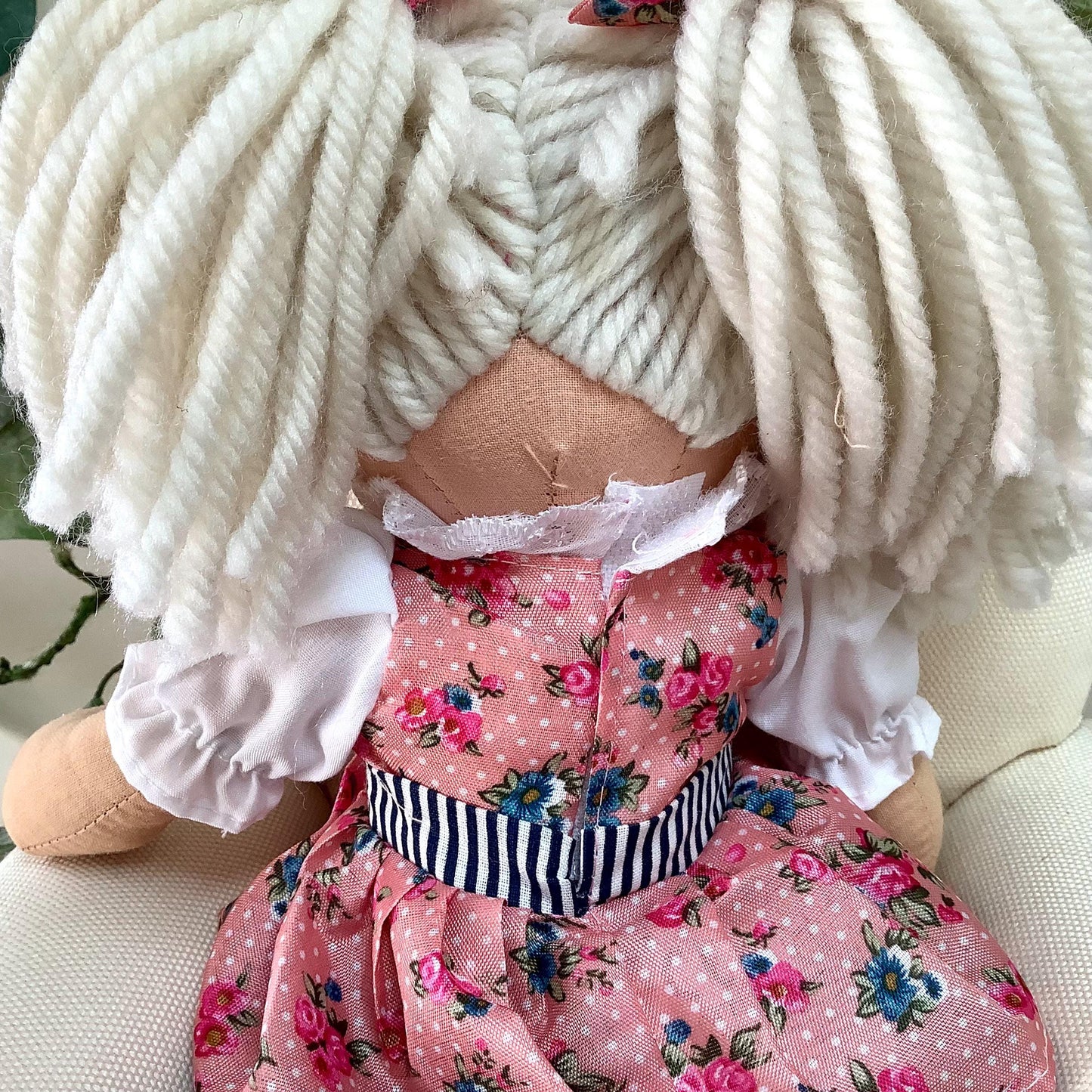 Ensemble poupée chiffon Bella blouse rose fleurie tissu, jouet vintage finitions soignées
