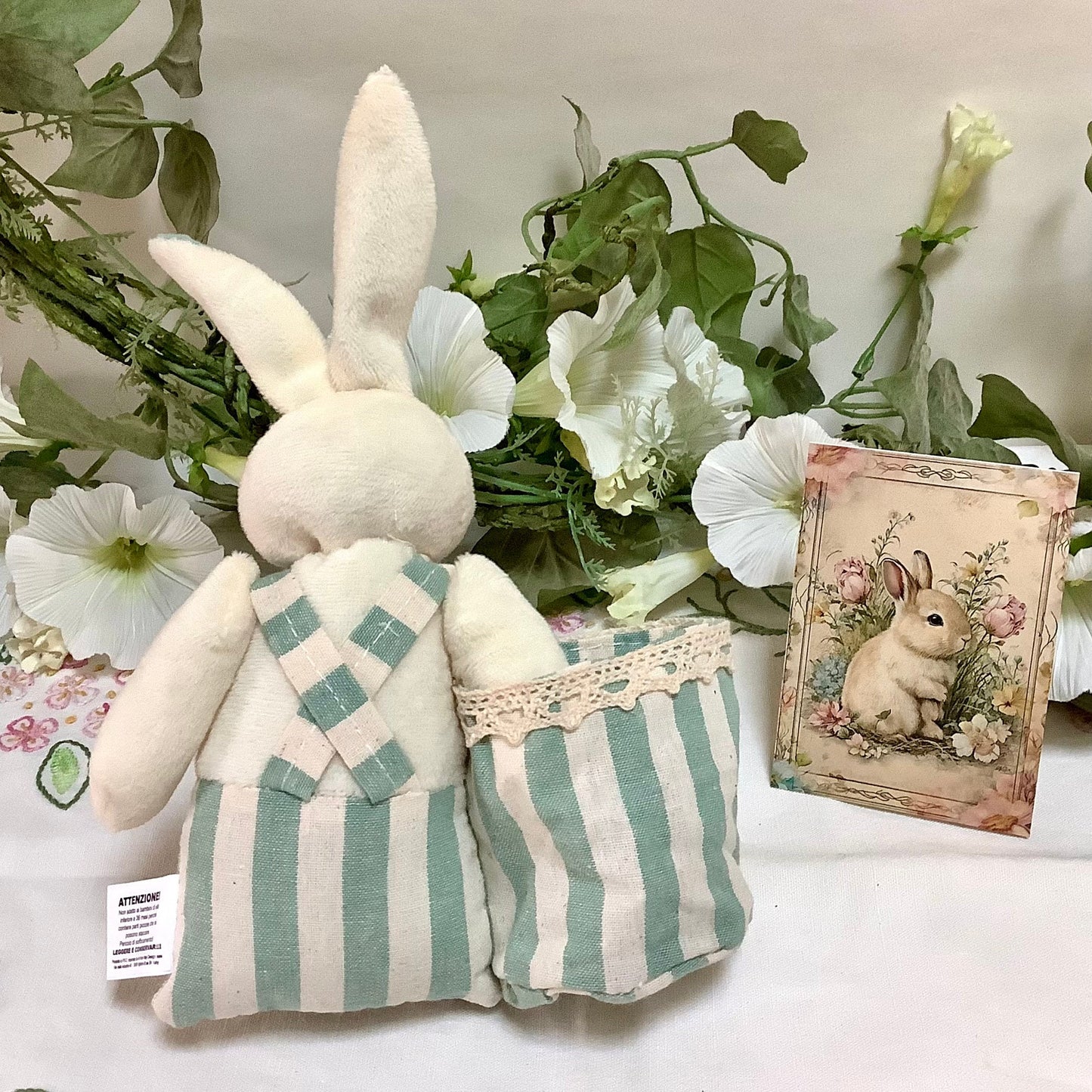 Lapin blanc peluche sac rayures vertes décoration pâques 