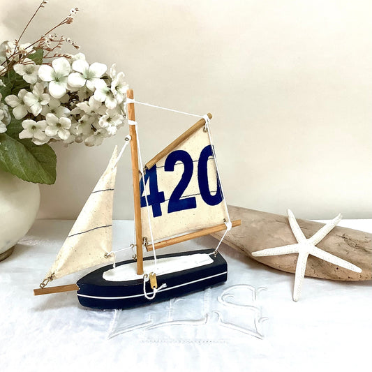 Bateau flottant bois bleu foncé voiles coton décoration marine ht 21 cm
