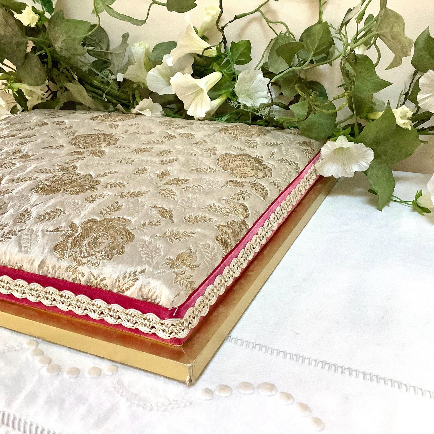 Grande boîte ancienne tissu satin brodé roses or vintage