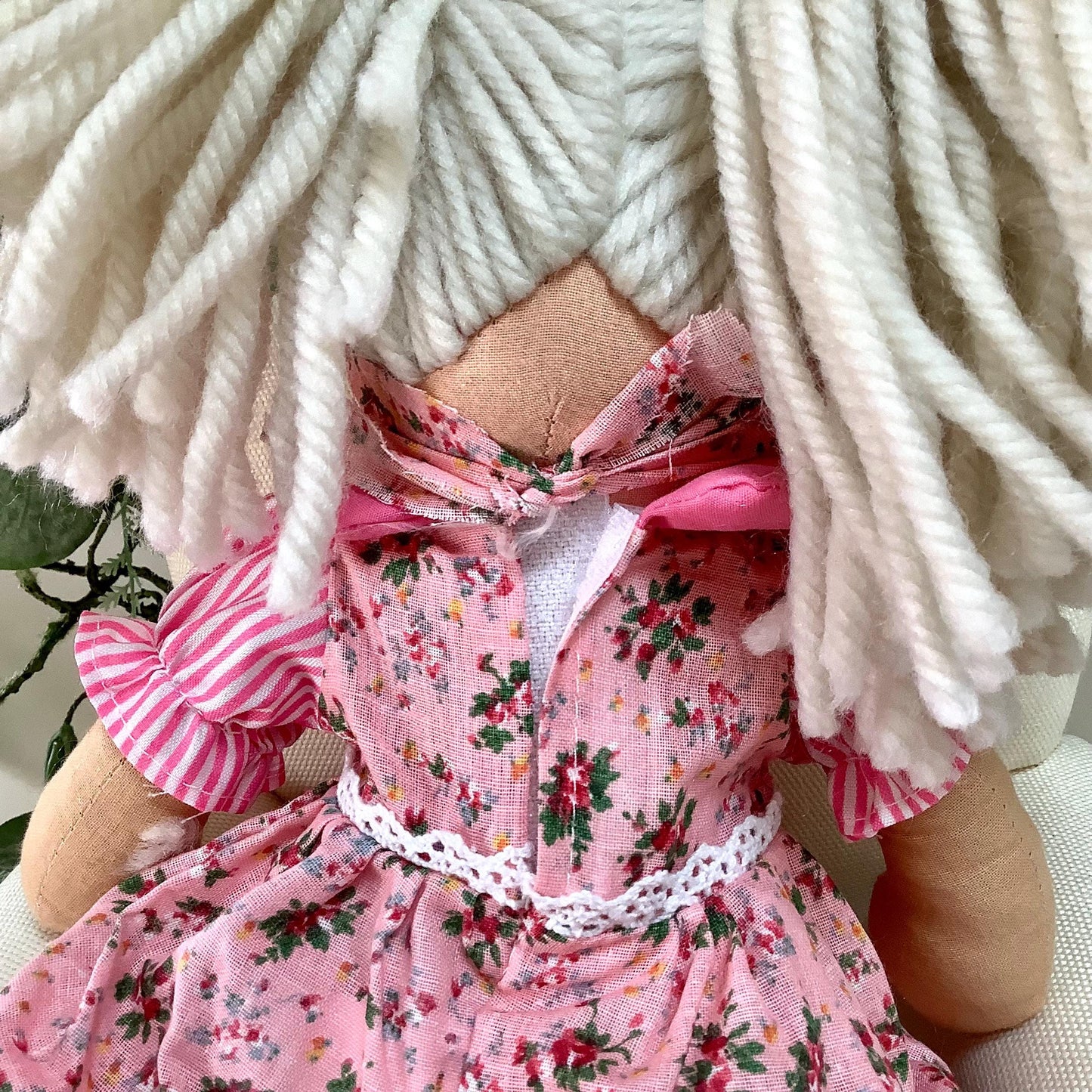 Ensemble poupée chiffon Nina robe rose fleurie tissu, jouet vintage finitions soignées