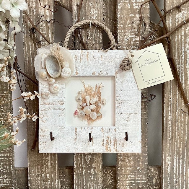 Accroche clés mural vintage bois blanchi nacre et coquillages modèle B