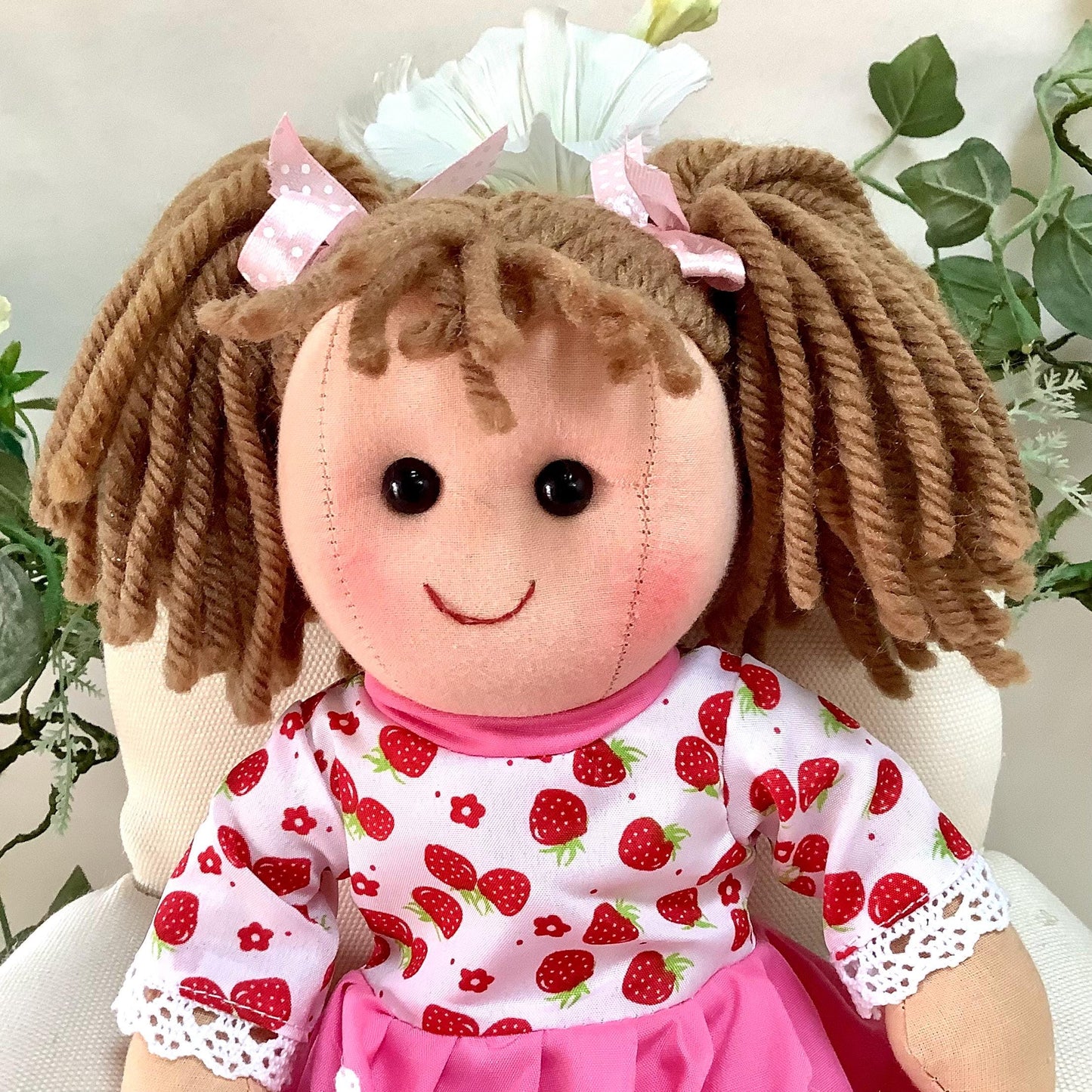 Poupée de chiffon tissu robe rose fraises modèle lola ht 30 cm