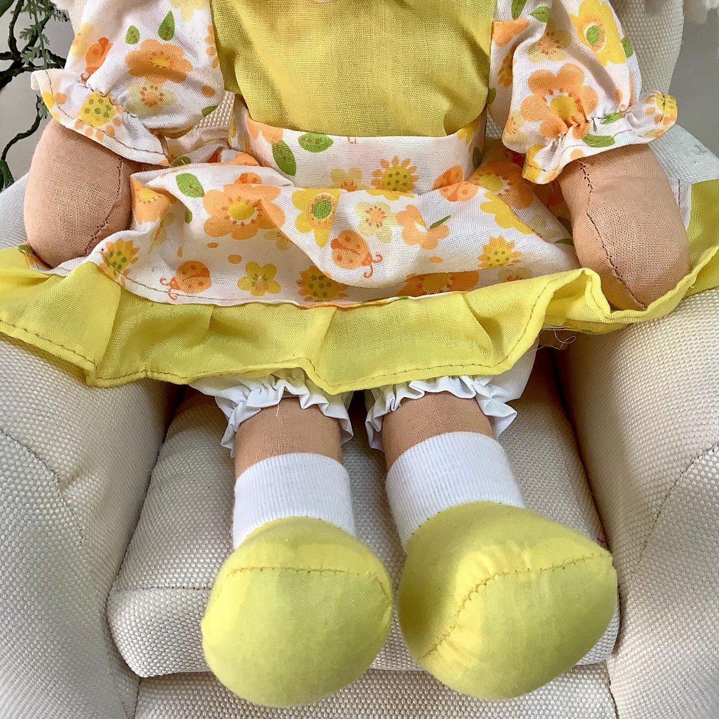 Poupée de chiffon tissu robe jaune modèle iris ht 30 cm