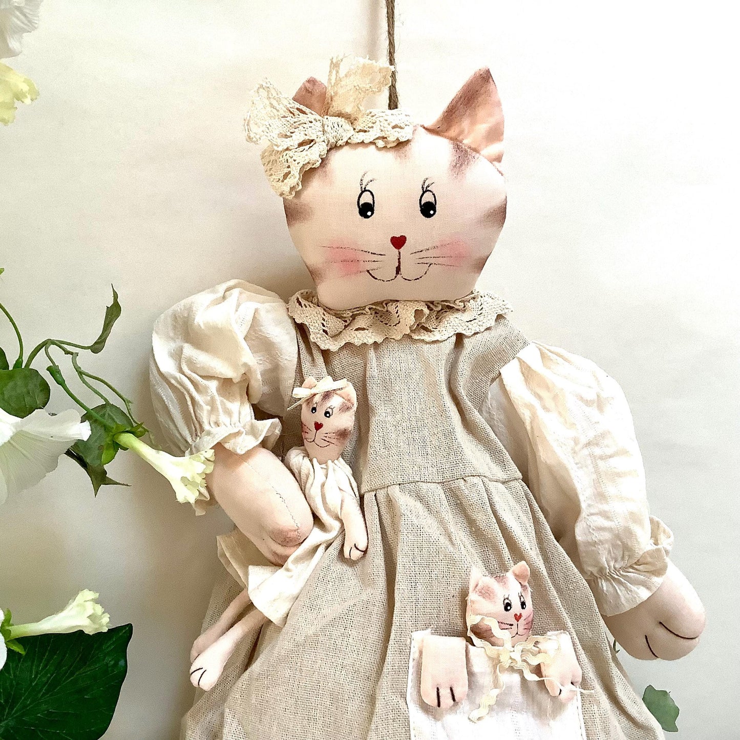 Porte sacs chat robe lin écrue avec deux chatons vintage ht 55 cm