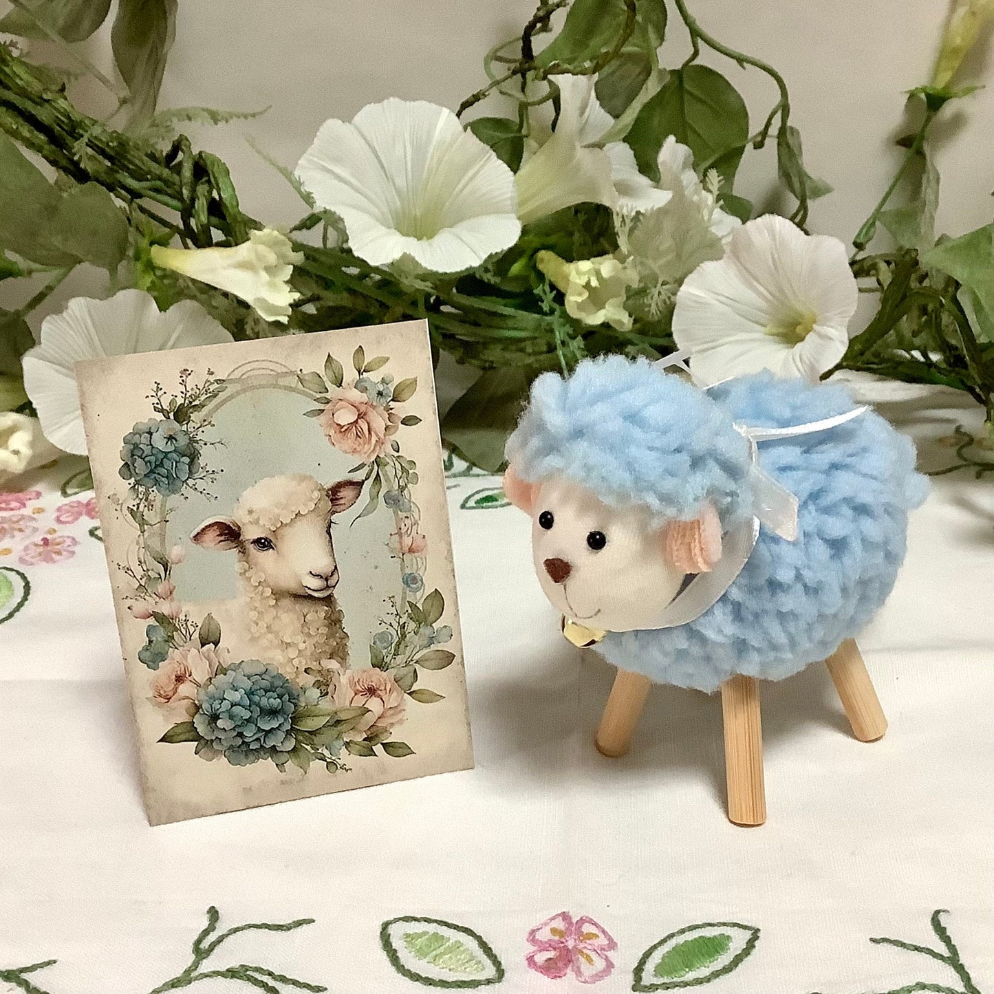 Mouton peluche bleu décoration pâques 