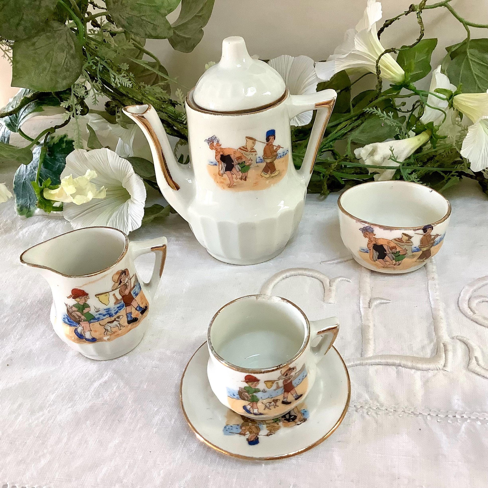 Détail dinette porcelaine ancienne cafetière pot lait sucrier, vintage enfants plage 11 pièces