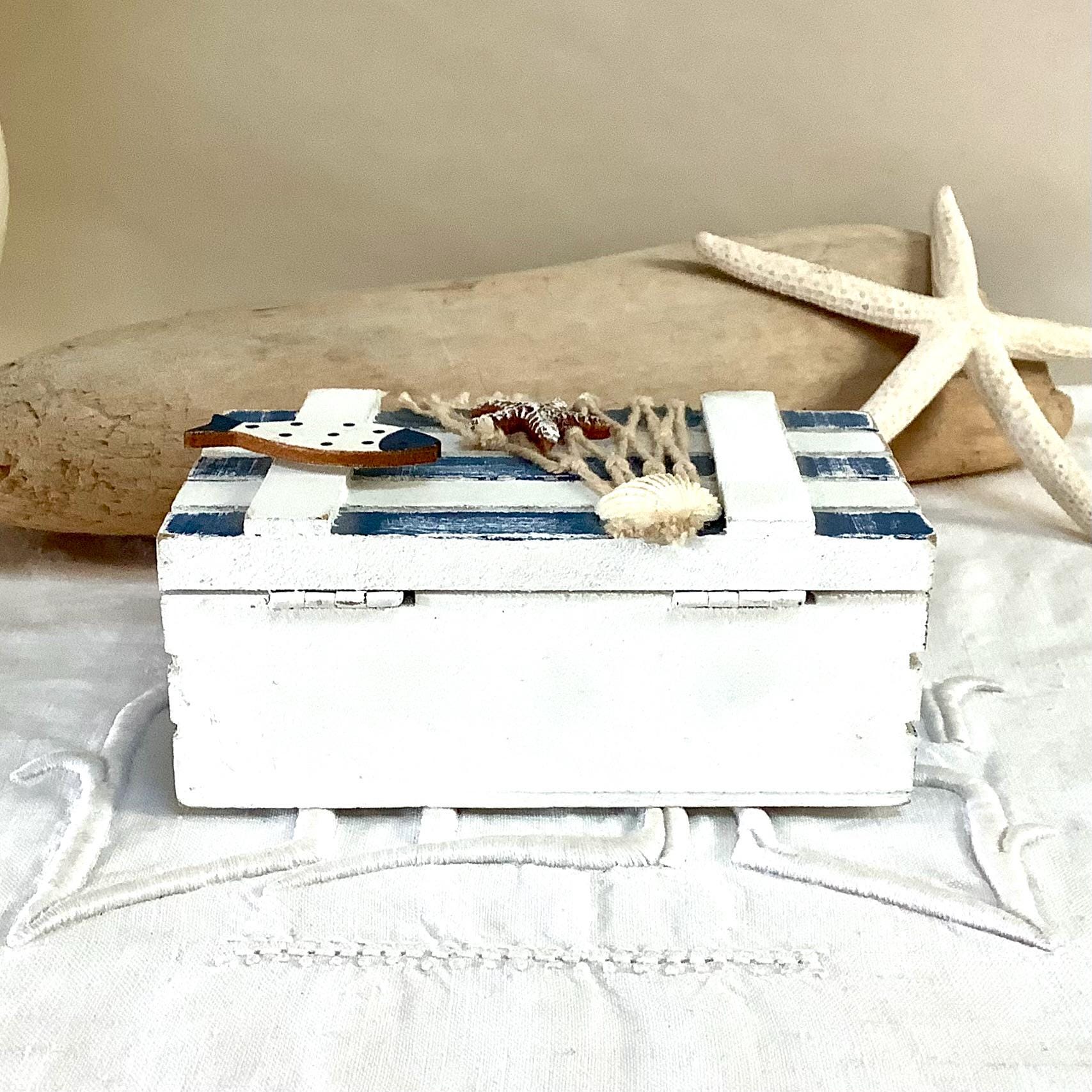 boîte ou coffret en bois bleu et blanc vintage décoration marine