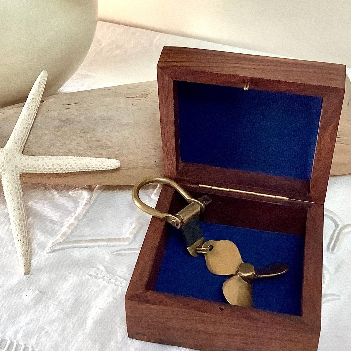 Porte clés marin hélice laiton vieilli vintage boîte palissandre