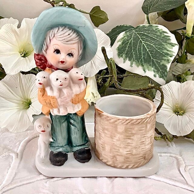 Figurine petit garçon chiens porcelaine ht 11.5 cm vintage
