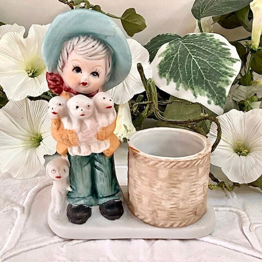 Figurine petit garçon chiens porcelaine ht 11.5 cm vintage