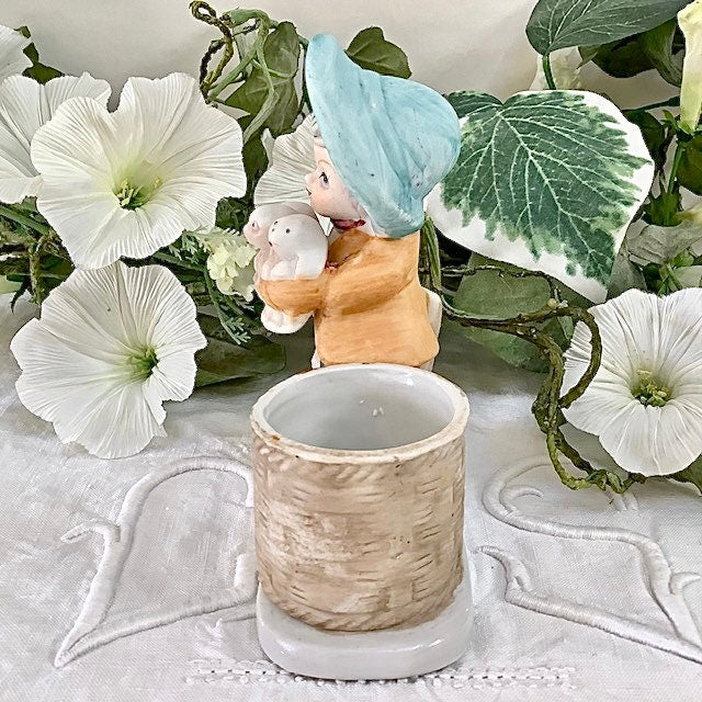 Figurine petit garçon chiens porcelaine ht 11.5 cm vintage