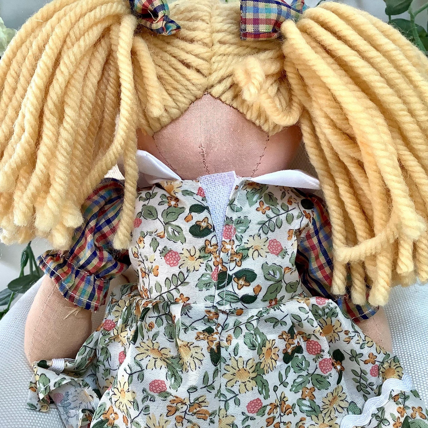 Poupée de chiffon tissu robe beige modèle dina ht 30 cm