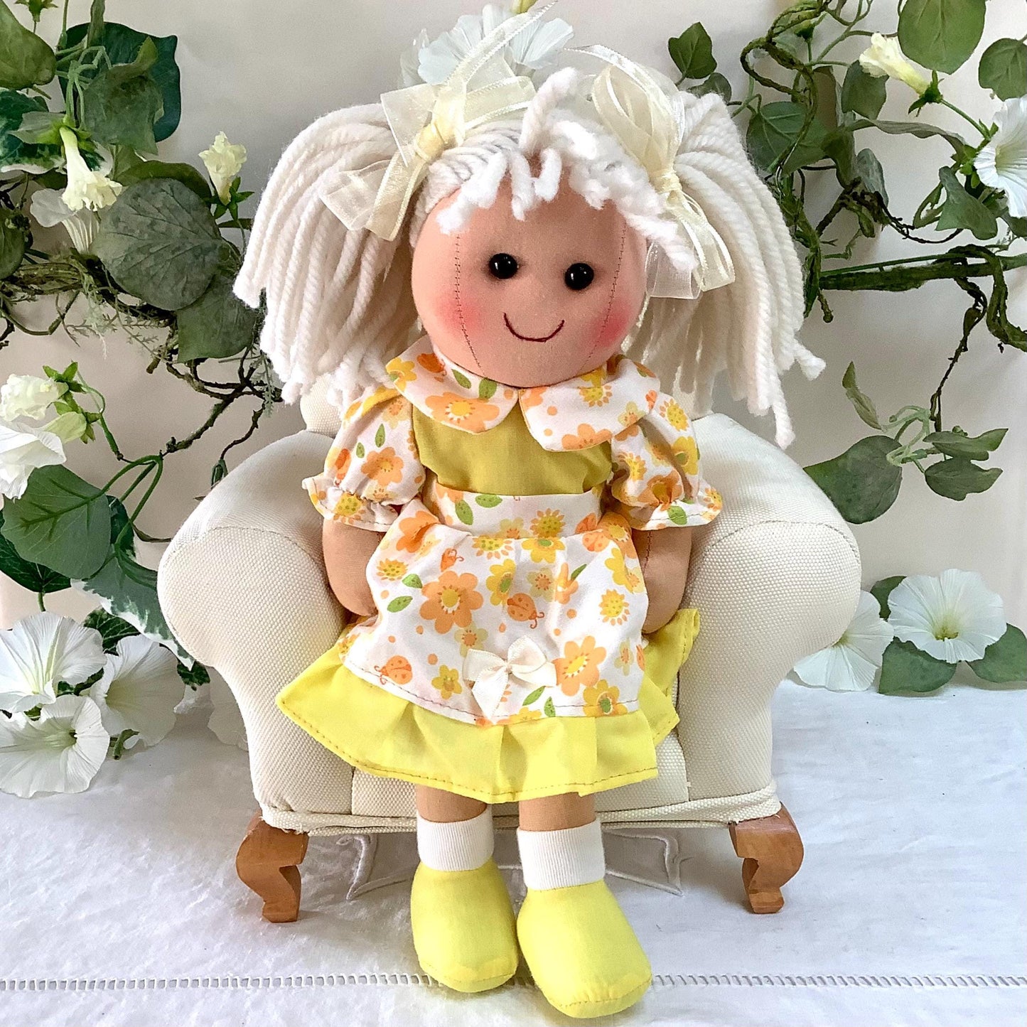 Poupée de chiffon tissu robe jaune modèle iris ht 30 cm