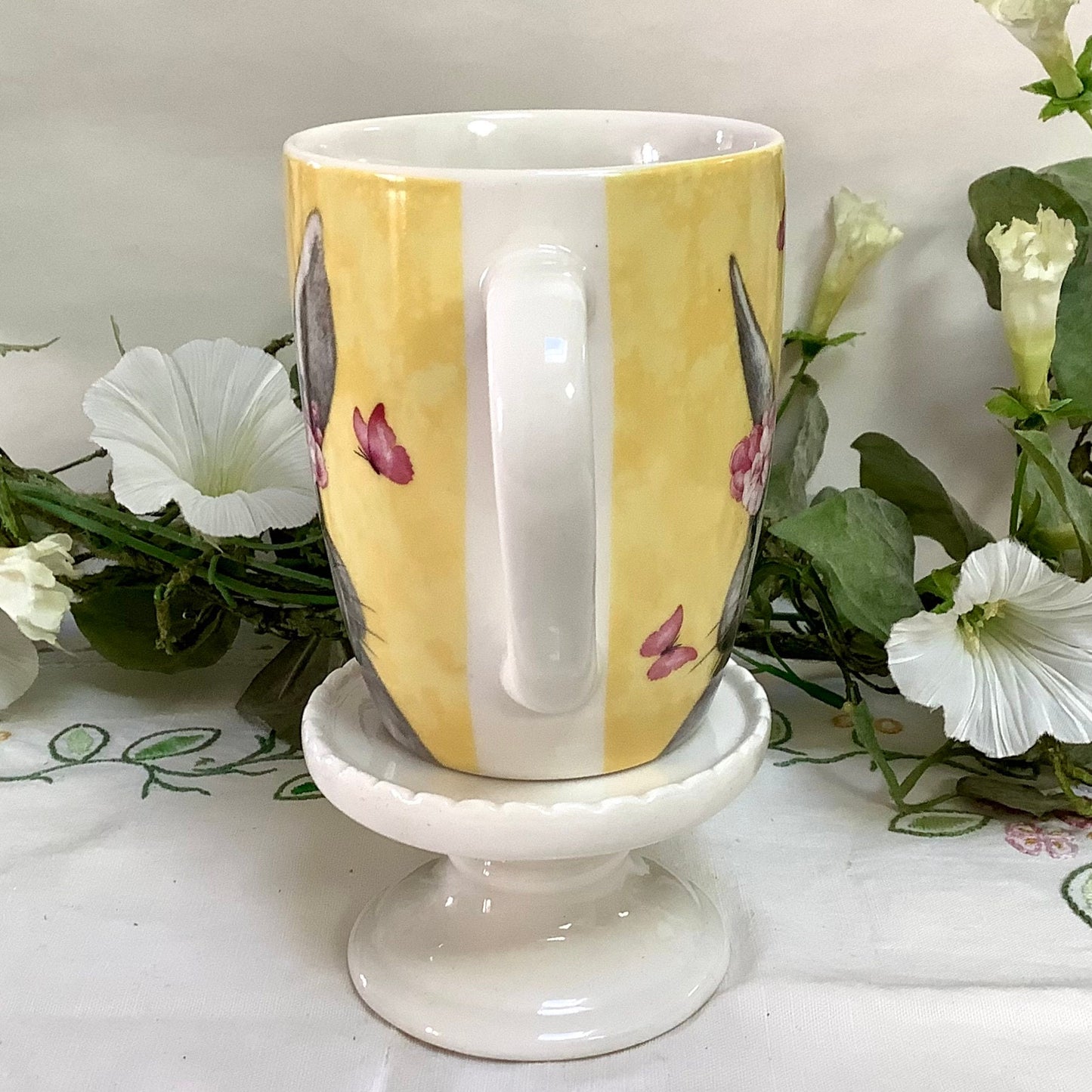 Mug porcelaine jaune lapin ht 10 cm