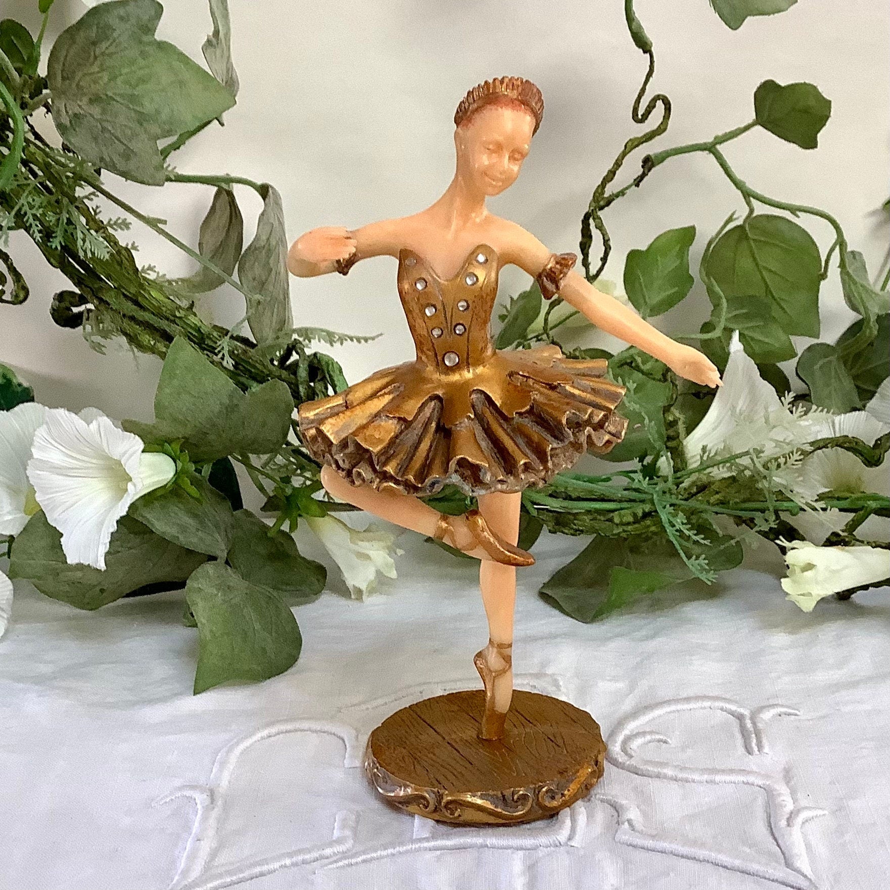 Figurine danseuse ou ballerine vintage en résine or strass