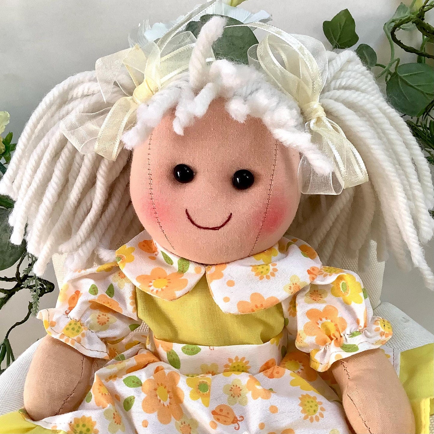 Poupée de chiffon tissu robe jaune modèle iris ht 30 cm
