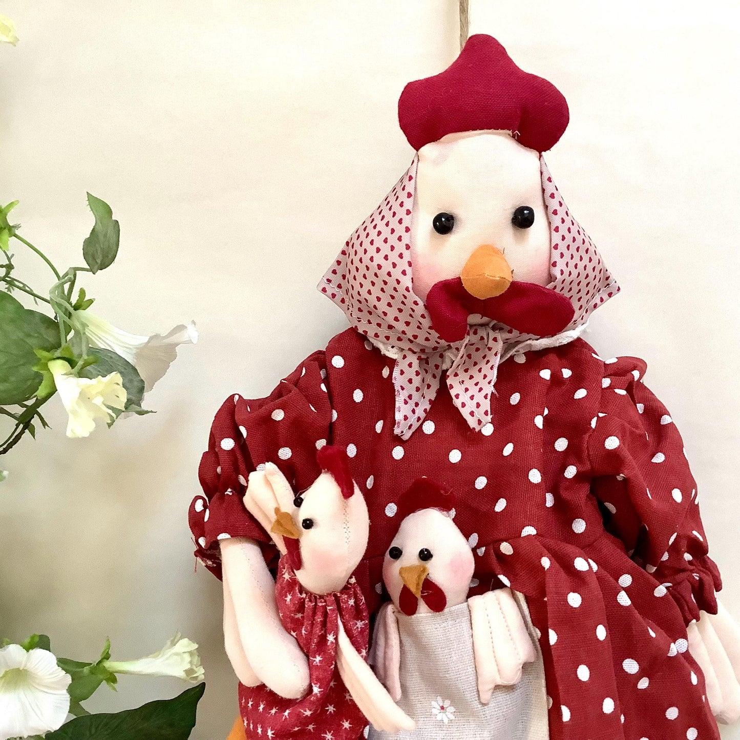 Porte sacs poule robe rouge blanc avec deux poussin la galleria ht 55 cm