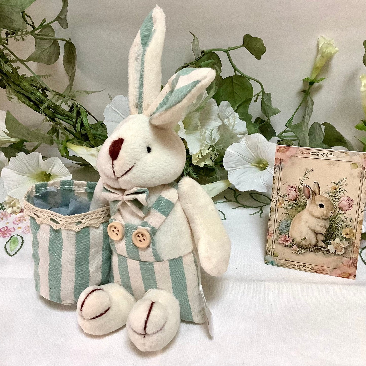 Lapin blanc peluche sac rayures vertes décoration pâques 